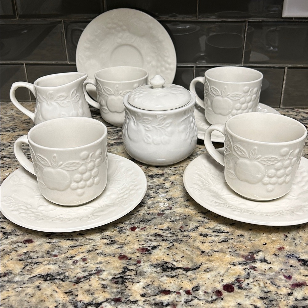 Gibson Housewares Flourish Embossed White Fruit Cup set‎ of 11 pieces vintage